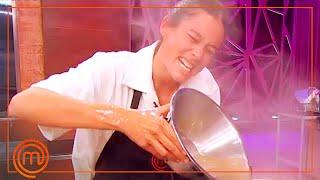 Se tira el CALDO HIRVIENDO en la mano: María Lo se quema | MasterChef 10