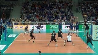 Georg Grozer spiking Team Germany