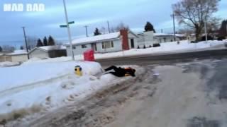 Funny People Falling on Ice Compilation 2017