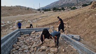 The cooperation of the daughter of Amir and Ibrahim with the workers to move the stone!