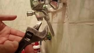 Простой ремонт кнопочного дивертора смесителя в ванной комнате.