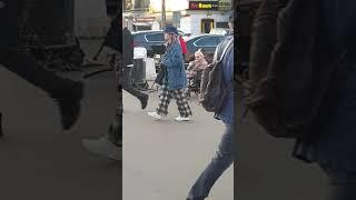 пожилые люди вышли у метро и поют.