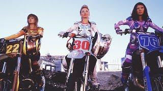 Drew, Cameron and Lucy in Race Motocross / Charlie´s Angels: Full Throttle 2003 scene latino