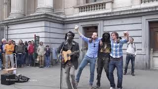 Artista de rua canta e encanta com a musica de. Bob Marley