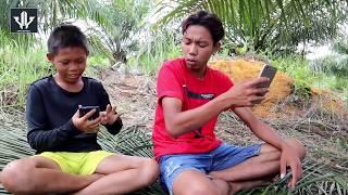 Lucu Abis! Film Dayak Si' BAGA - Pak  Guru Palen Cari Sinyal di Hutan