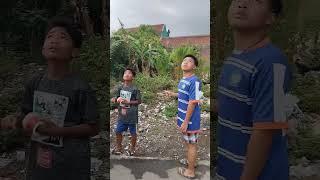 Sangat Kocak Ketika Para Bocil Fokus Melihat Layangan Putus #viral #viralvideo #tasikmalaya