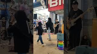 Akak VIRAL Gegarkan BUKIT BINTANG#shorts #madahberhelah #viral #bukitbintang #cahayabuskers