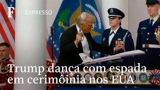 Trump empunha espada e dança em evento pós-posse