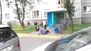 Пьяные пожилые мужчины дерутся возле подъезда