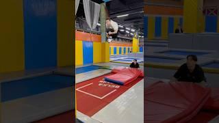 ДЕВОЧКА ДЕЛАЕТ ДВОЙНОЕ САЛЬТО  #extreme #trampoline #flip #tricks