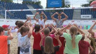 In Riesen-Sandkiste: Beach-Profis unterrichten Kinder