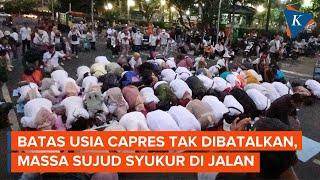 Massa Pro Putusan MK Sujud Syukur MKMK Tak Batalkan Putusan soal Batas Usia Capres