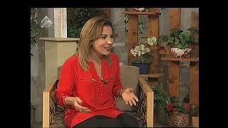 La locutora Evelyn Delgado conversa con Leyber Gómez en el programa de televisión De Tarde En Casa