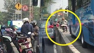 Hindari Polisi di Jalur Busway, Pengendara Motor Saling Bantu Angkat Motor Tapi Satu Motor Ditinggal