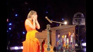 Italian crowd singing "SEI BELLISSIMA" to Taylor Swift