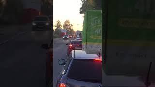 Занялись сексом прямо в открытом люке в пробке!