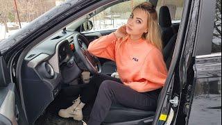 Blondie girl test driving car and review 2017 Hyundai Tucson