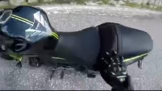 Finisce con la moto sotto un'auto in val Gardena: le impressionanti immagini in diretta