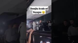 Voyage peva Detinjstvo uživo, devojka mu krade vodu