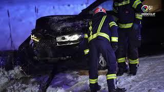 Fahrzeug kollidiert mit Wasserauffangbehälter – Lenker von Feuerwehr befreit