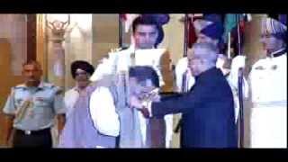President Mukherjee presents Gandhi Peace Prize for the year 2013 to Shri Chandi Prasad Bhatt