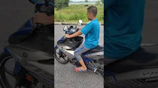 Budak baru belajar naik motor...