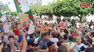 Des jeunes chantent une nouvelle chanson pour le hirak