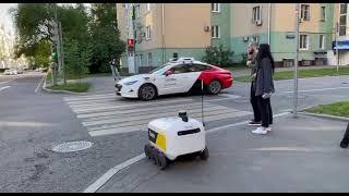 An ordinary intersection in Russia. Yandex delivery robot gives way to a Yandex autonomous car.