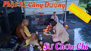 Phật tử cúng dường sư Chơn Chí và "Sư Mới" ngày 31/8