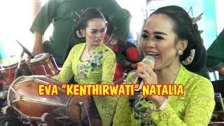 selain "kenthir"... Eva ternyata juga bisa main kendang