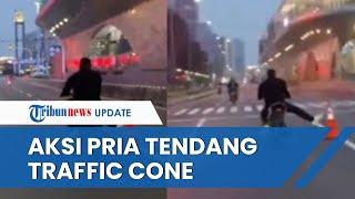 VIRAL Video Aksi 'Meresahkan' Pengendara Motor Tendang Traffic Cone untuk CFD di Dekat Bundaran HI