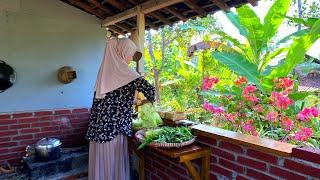 Living as husband and wife in rural Indonesia, growing organic vegetables and cooking