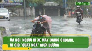 Hà Nội: Người đi xe máy loạng choạng, bị gió "quật ngã" giữa đường