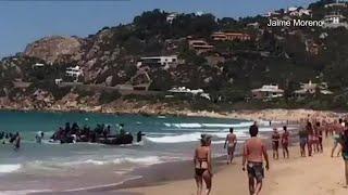 Barco com imigrantes desembarca em praia cheia de turistas na Espanha