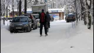 Электровел буксирует лыжника. E-bike towing skier