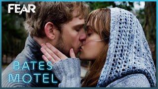 Emma and Dylan Kiss | Bates Motel