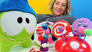 Spielzeugvideo für Kinder - Wir machen für Om Nom Bonbons und Lutscher