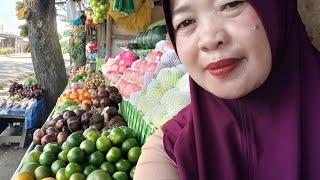 HARI INI KITA JUALAN SAMBIL BUAT PARSEL BUAH MINI ,UNTUK DI JUAL DI LAPAK