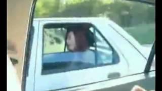 Девушка соблазняет на дороге