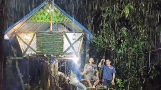 Camping hujan deras semalam di rumah pohon perlindungan alam liar di hutan