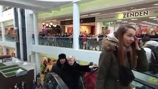 #Flashmob: Chorists and visitors sing the Bohemian Rhapsody in the Petrozavodsk shopping center