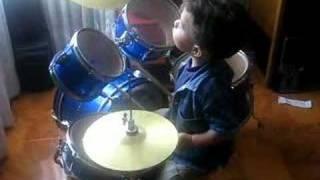 NIÑO DE 3 AÑOS TOCANDO BATERIA