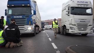Lastbil kör nästan över aktivister