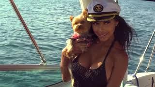 Красивые девушки отдыхают на яхте. Sexy girls on a Yacht.