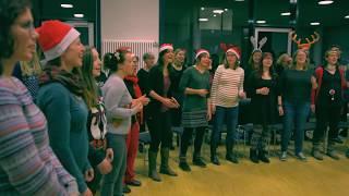 Vokalklang Adventskalender Türchen 9: Jazzchor Dresden mit "Here comes Santa Claus"