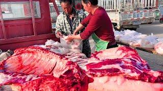 Lao Meng sold a head of black pork at the door of his house. He was so thick and fat that he didn't