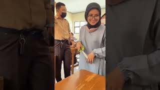 Gurunya Cantik Sanksinya Tegas! Demi Disiplin dan Kerapian di Sekolah