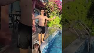 KAKAK BERENANG DI KOLAM RENANG, PANTAI ADEK DI BAK MANDI ⁉️#shorts #funny #dubbing