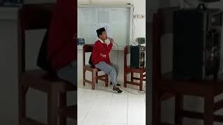 Siswa SMK 1 Mawasangka yang bersuara merdu saat Menyanyikan lagu Kehilangan