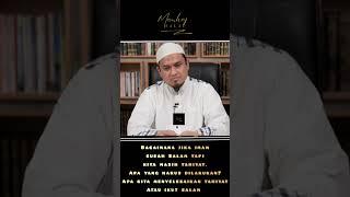 Bagaimana jika imam sudah salam tapi kita masih membaca tahiyat? Apakah kita mengikuti imam atau